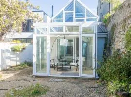 GuestReady - Modernised cottage in Monkstown