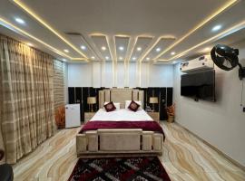 Luxury Penthouse Bahria Town，位于拉合尔的乡村别墅