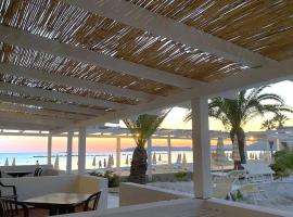 Lido Di Alghero Rooms on the Beach，位于阿尔盖罗的度假园