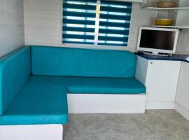 Bungalow bleu，位于罗克布伦河畔阿尔让的简易别墅