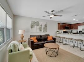 Newly Renovated Condo in Apollo Beach 5!，位于阿波罗海滩的酒店