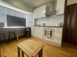 2 Bed Flat near Heathrow Airport & Elizabeth Line，位于海斯的酒店