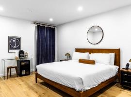 King Bed , DTWN, 50 in Roku TV , Fiber Internet, Room # 203，位于班戈的酒店