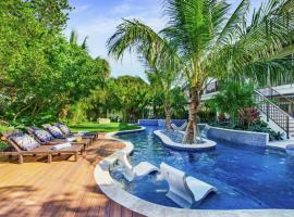 Canal Front with Dock, 9 beds, 8,5 baths on Anna Maria Island!，位于安娜玛丽亚的度假屋