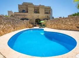 4 Bedroom Holiday Home with Private Pool & Views
