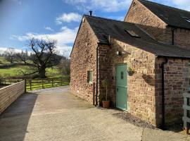 Oaklands Cottage on a rural farm，位于Dingestow的酒店