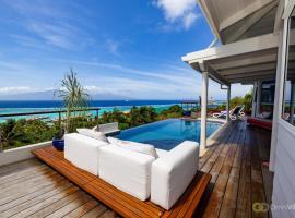 Luxurious 3BR Villa with Infinity Pool，位于Temae的度假屋