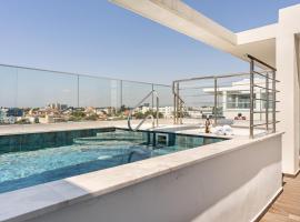 YAMAS Urban Living Pool Penthouse Marvel，位于利马索尔法索里水上公园附近的酒店