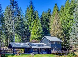 Waterfront Cabin at White Pass and Mount Rainier National Park，位于帕克伍德的酒店