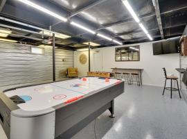 Pet-Friendly Zanesville Haven with Game Room!，位于曾斯维尔的酒店