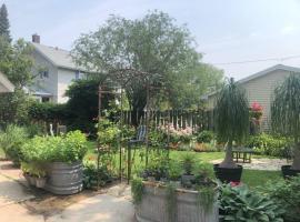 Vintage cottage in Peabody Park neighborhood，位于阿普尔顿的酒店