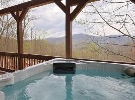 Red Roof-Cozy Cabin with Great Views, Hot Tub and near Bryson City，位于布赖森城的酒店