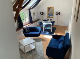 Maison cosy avec extérieur et piscine partagée，位于Mespaul的酒店