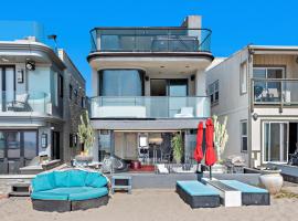 3 Story Oceanfront Home with Jacuzzi in Newport Beach on the Sand!，位于纽波特海滩的别墅