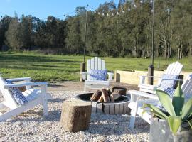 The Ranch - Coastal Farmhouse midway to Newcastle Airport and Beaches，位于Salt Ash的度假屋