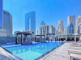 Exquisite 1 BDR apt in the heart of Dubai Marina- Studio One Tower，位于迪拜Nakheel Harbor and Tower Metro Station附近的酒店