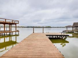 Lakefront Leesburg Home with Private Dock and Ramp!，位于森特的酒店