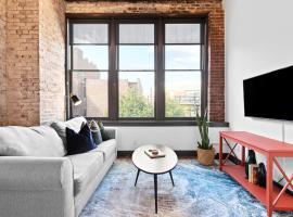 Spacious Riverfront Loft, Steps to Gateway Arch & Dining, 201，位于圣路易斯的酒店