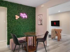 Chic House with King Bed, Walk To Dining and Starbucks，位于迪耶普的酒店