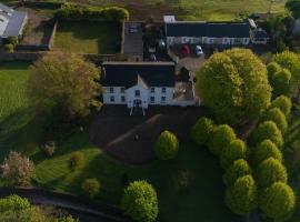 The Carriage Houses at Beechpark House，位于本拉提的酒店