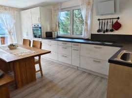 Alpenbauernhaus Konzett，位于施伦斯的带泳池的酒店