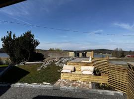 Captivating 3-Bed Villa in Halanda with Lake View，位于Sandåker的酒店