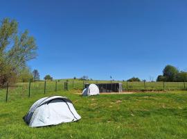 CAMPING, zabierz WŁASNY NAMIOT Kameralne pole namiotowe z basenem kinem plenerowym miejscem na ognisko i placem zabaw żywe zwierzęta agroturystyka，位于Giebułtów的露营地