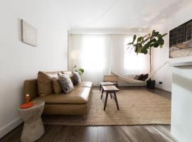 Tranquil Oasis w 100inch Cinema & Hammock, by the Design Traveller，位于伦敦的酒店