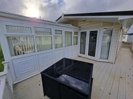 Gorgeous Lodge With Decking At Southview Holiday Park In Skegness Ref 33093v，位于斯凯格内斯的山林小屋