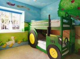 Kids Fun Farm Themed Bedroom in Cosy Cob Cottage，位于霍尔斯沃西的酒店