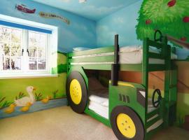 Kids Fun Farm Themed Bedroom in Cosy Cob Cottage，位于霍尔斯沃西的度假屋