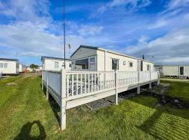 Dog Friendly Caravan With Large Decking Near Heacham Beach, Ref 21052h，位于赫彻姆的露营地