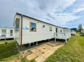 Homely Caravan At Manor Park, Nearby Hunstanton Beach In Norfolk Ref 23039T，位于亨斯坦顿的酒店