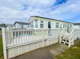 Lovely Caravan For Hire With Large Decking Area In Hunstanton Ref 23218K，位于亨斯坦顿的酒店