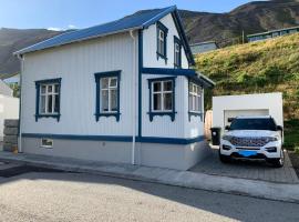 Charming 5-bedroom villa with hot tub and sauna，位于Suðureyri的乡村别墅