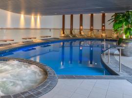 瓦尔肯堡公园酒店，位于法尔肯堡的带泳池的酒店