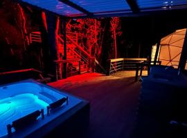 La Chagra VIP - Glamping en Villavicencio，位于比亚维森西奥的带按摩浴缸的酒店