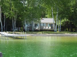 New! Birch Cove Bungalow - Gorgeous Lakefront!，位于Honor的乡村别墅