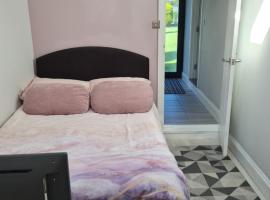 1 Bed Annex 2 mins from Harlow Mill train station，位于哈洛的带停车场的酒店