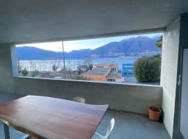 Appartamento con terrazza spaziosa vista lago Relax & Comfort，位于Gambarogno的酒店