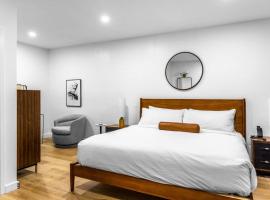 Stylish DTWN Hotel, Steps to Restaurants, King Bed, Room # 205，位于班戈的酒店