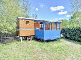 Blue : La Roulotte du Médoc，位于Naujac-sur-Mer的住宿加早餐旅馆