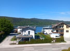 BlueLine Apartments am Wörthersee，位于滨湖席弗灵的酒店