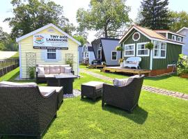 Tiny Digs Lakeshore - Tiny House Lodging，位于马斯基根Muskegon County - MKG附近的酒店