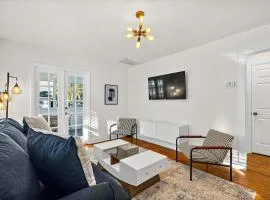 Private Uptown Flat - Walk to Nights of Lights!
