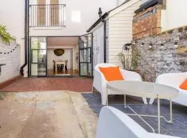 Host & Stay - Sunny Terrace on Robert Street