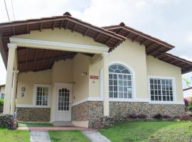 Casa estilo cabaña “Villa Sol” en Alto Boquete，位于下博克特的酒店