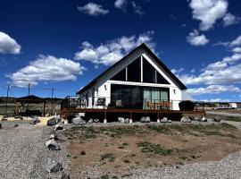 Red Rock Retreat Stunning Floor to Ceiling Views，位于哈奇的酒店