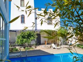 Laguna Villa - Pool, Sauna, Events - at Bazaleti Lake，位于Karsimaantkari的酒店
