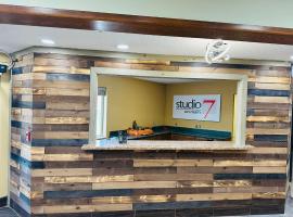 Studio 7 on Main，位于West Fargo赫克托国际机场 - FAR附近的酒店